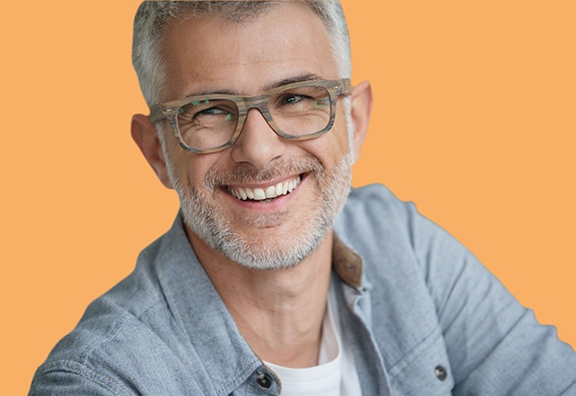 Homme souriant