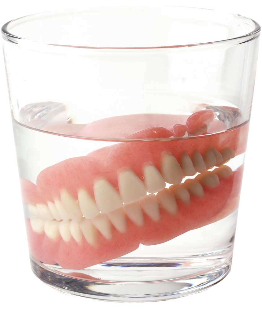 Dentier dans un verre d'eau