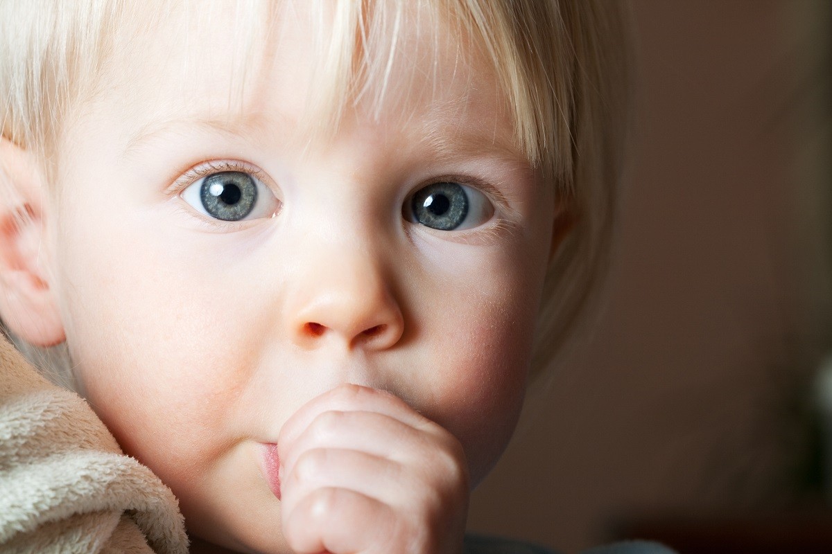 Sucer son pouce : quel impact sur la santé des dents de votre enfant ?