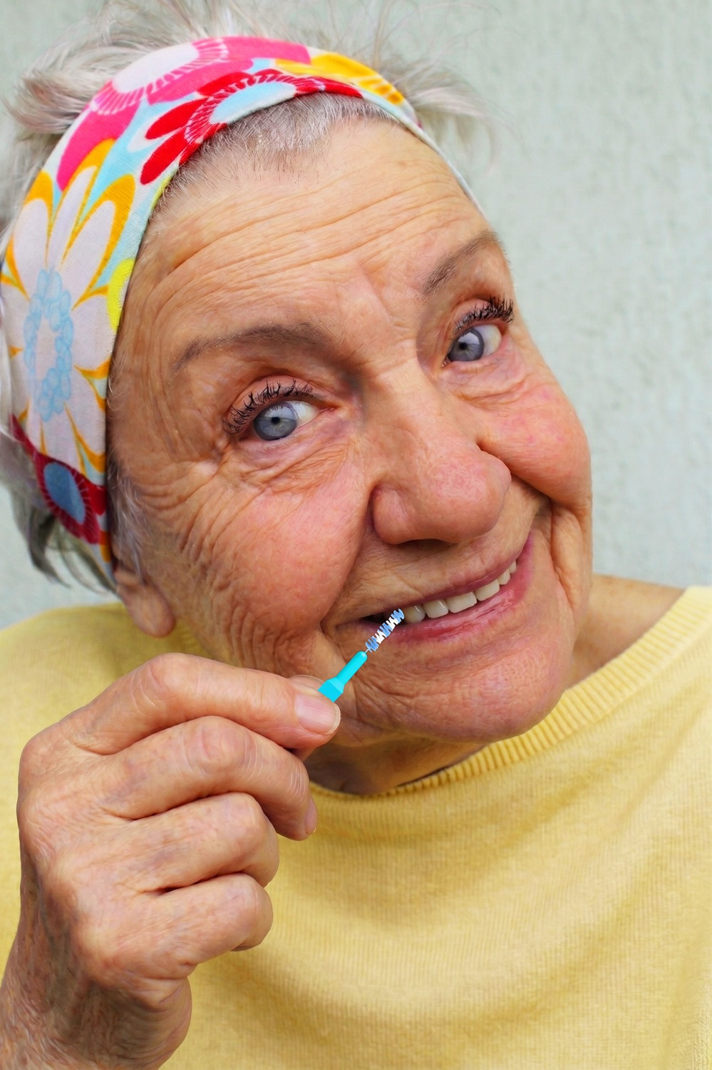 Pourquoi les gencives saignent-elles ? Causes et solutions